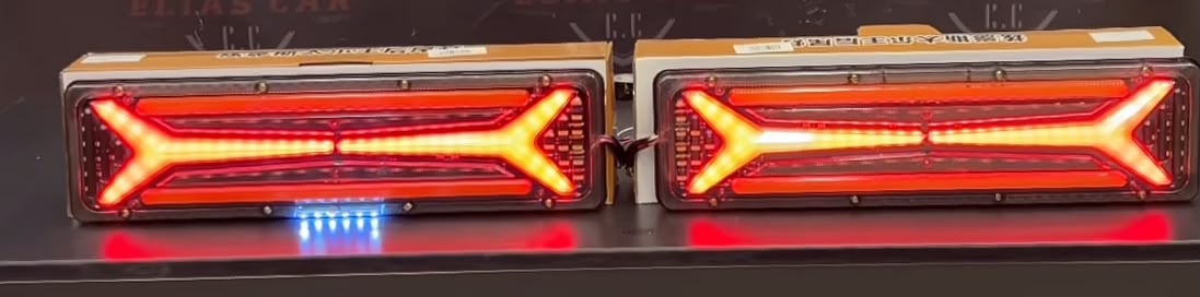 זוג פנסים אחוריים LED דולקים באדום ובצהוב